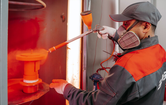 Окрашивание деталей в окрасочной камере